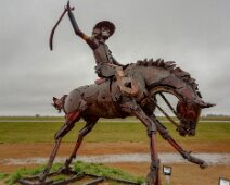 IMG_20180910_114442 10/09/2018 - En pleine Pampa un artiste émérite a su chadronner uns scène très rélistes dans le mouvement et les détails. Brilliant statue in the middle of...